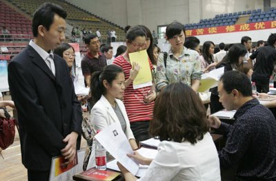 西政川外举办研究生招聘会 提供近600岗位